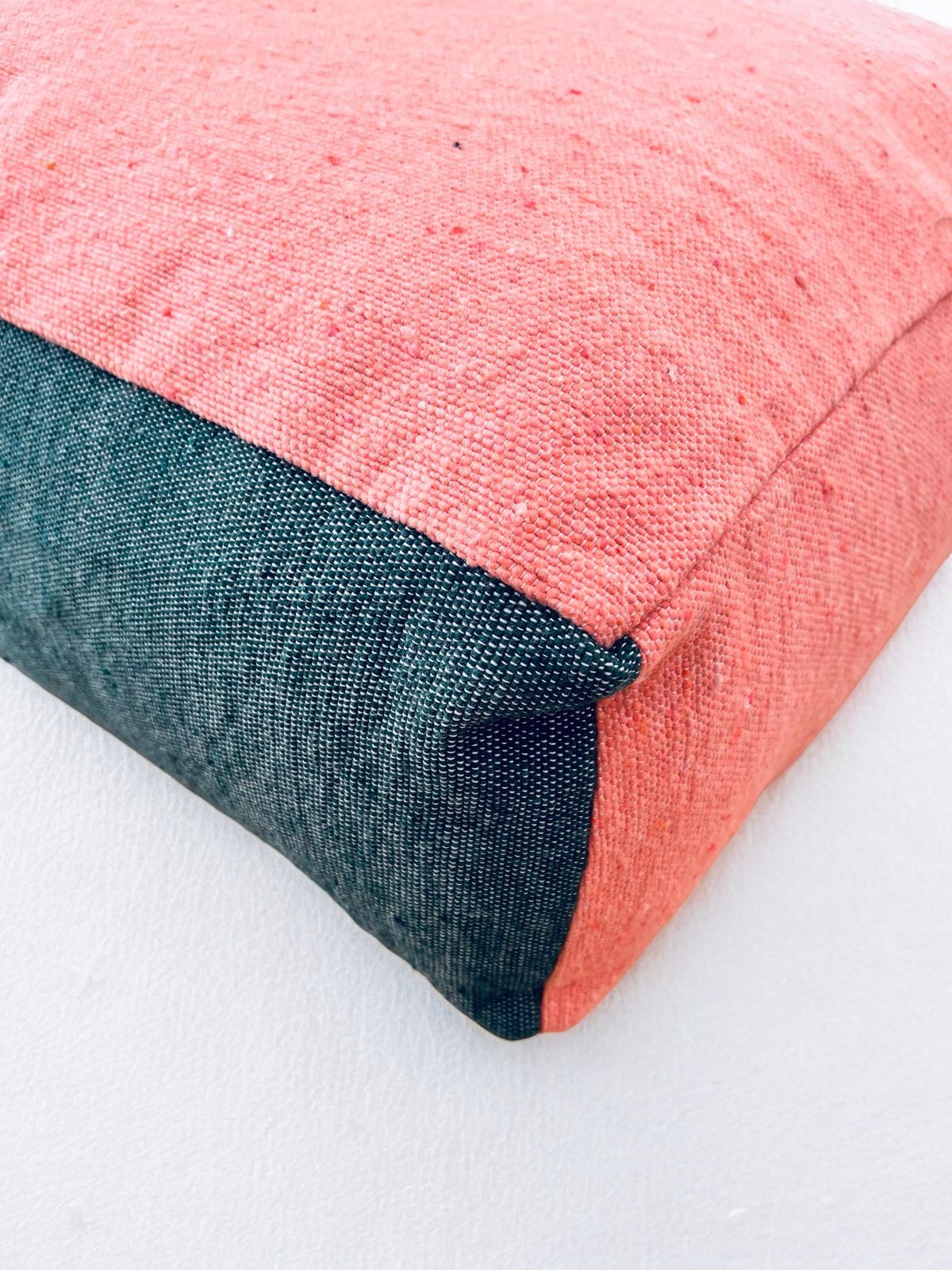 Bodenkissen aus Baumwolle für Wohnzimmer oder Kinderzimmer. Sitzsack oder Stapelstein aus Hochzeitsdecke und Baumwolldecken in 60x60x25cm. Hergestellt in Handarbeit in Marrakesch.