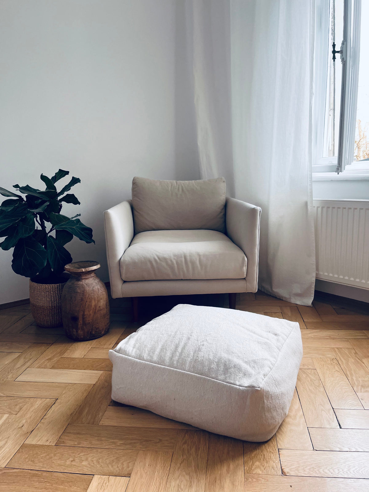 Bodenkissen aus Baumwolle für Wohnzimmer oder Kinderzimmer. Sitzsack oder Stapelstein aus Hochzeitsdecke und Baumwolldecken in 60x60x25cm. Hergestellt in Handarbeit in Marrakesch.