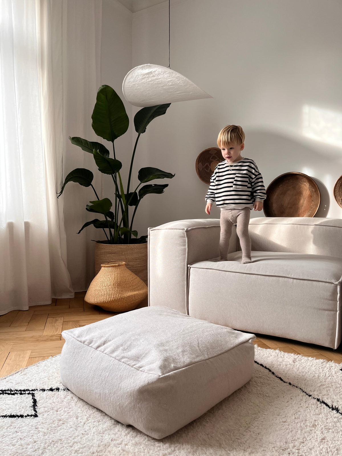 Bodenkissen aus Baumwolle für Wohnzimmer oder Kinderzimmer. Sitzsack oder Stapelstein aus Hochzeitsdecke und Baumwolldecken in 60x60x25cm. Hergestellt in Handarbeit in Marrakesch.