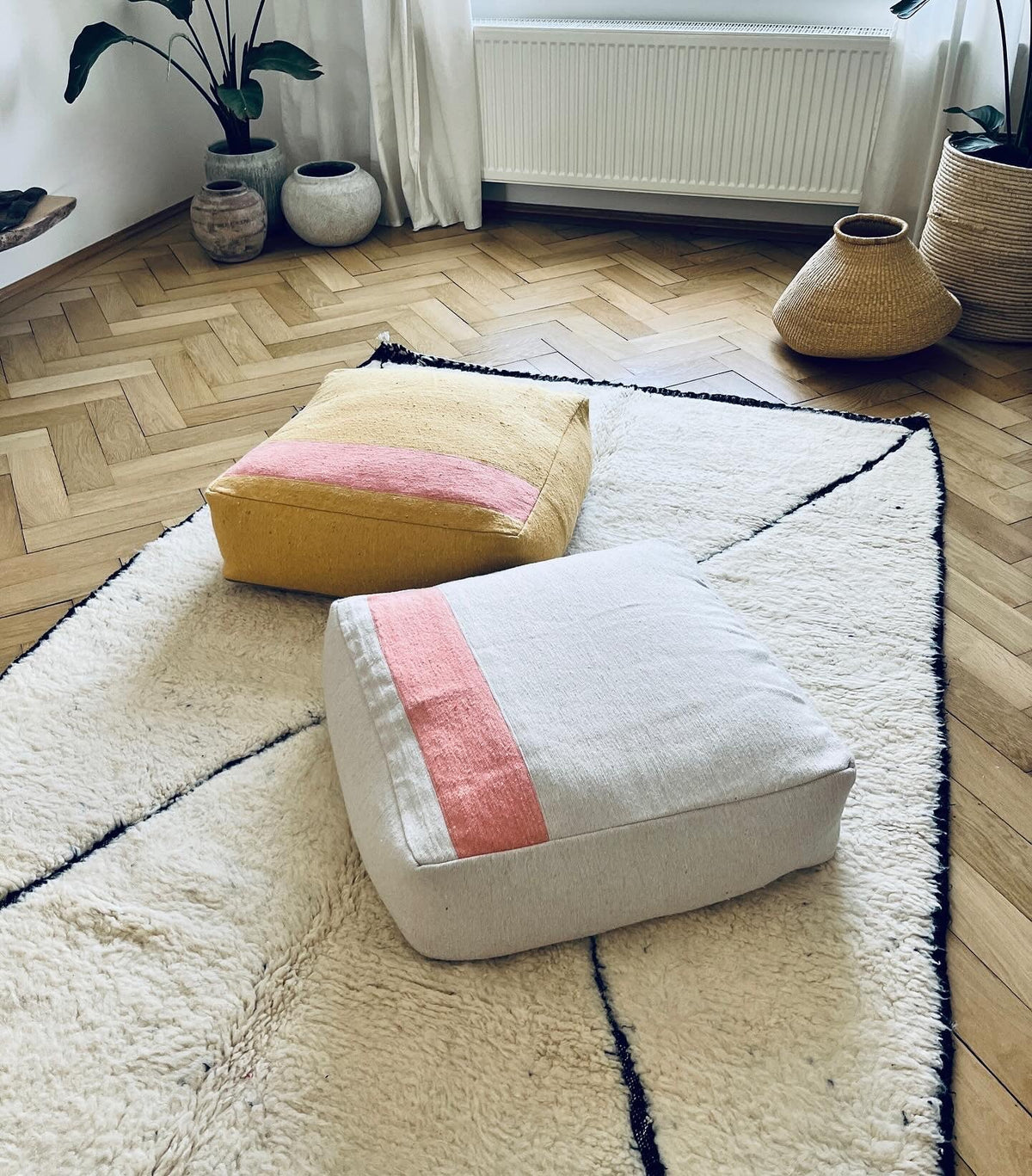 Bodenkissen aus Baumwolle für Wohnzimmer oder Kinderzimmer. Sitzsack oder Stapelstein aus Hochzeitsdecke und Baumwolldecken in 60x60x25cm. Hergestellt in Handarbeit in Marrakesch.