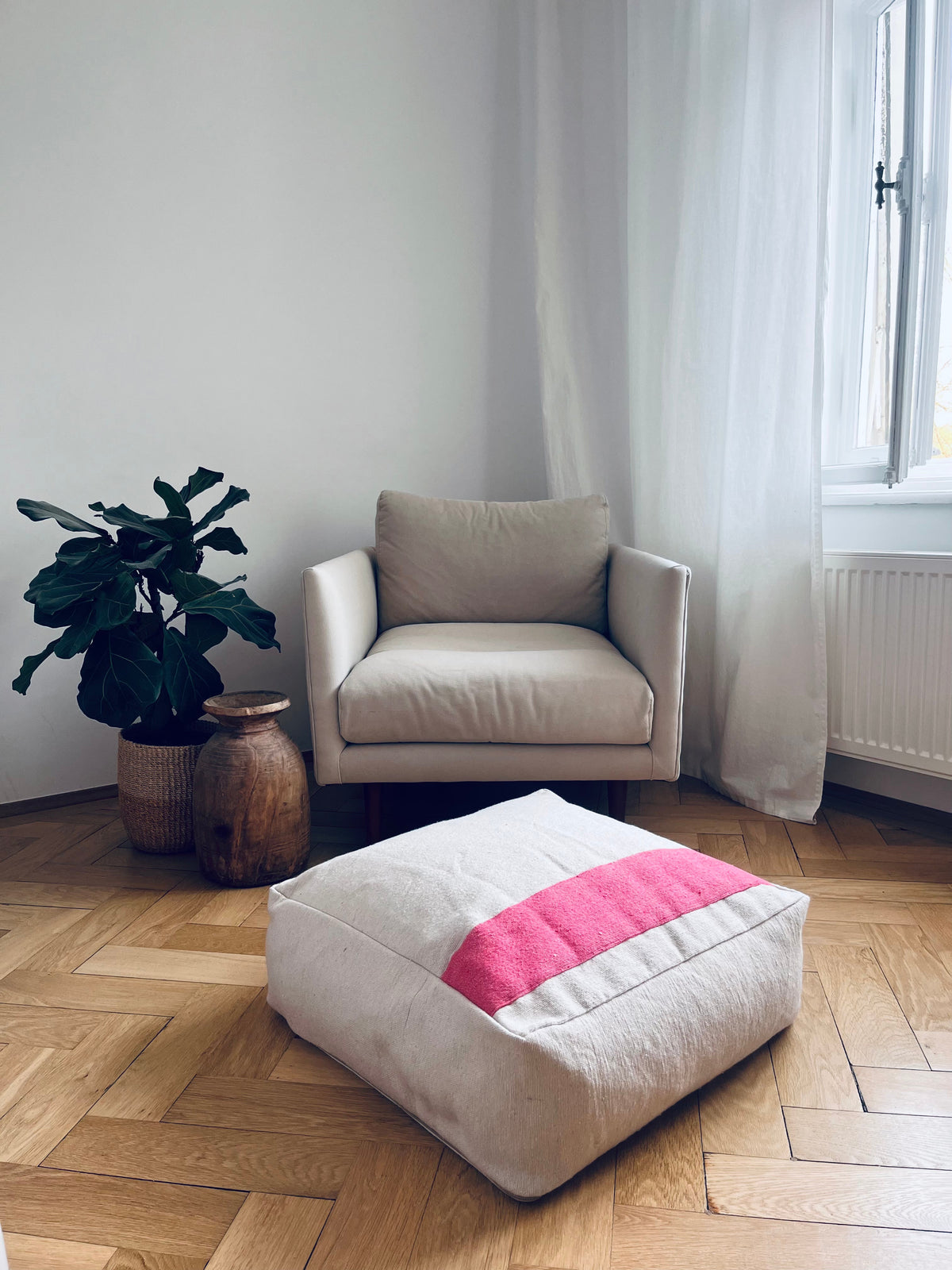   Bodenkissen aus Baumwolle für Wohnzimmer oder Kinderzimmer. Sitzsack oder Stapelstein aus Hochzeitsdecke und Baumwolldecken in 60x60x25cm. Hergestellt in Handarbeit in Marrakesch.